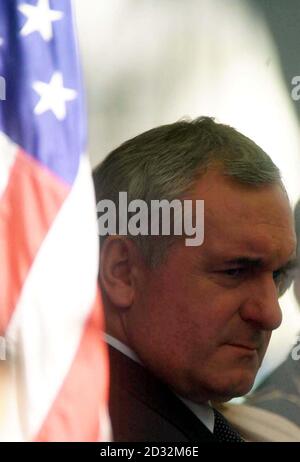 Der irische Premierminister Bertie Ahern besuchte die amerikanische Botschaft in Ballsbridge, Dublin, Irland, wo er an einer Zeremonie zu Ehren derjenigen teilnahm, die bei dem Angriff auf das World Trade Center in Manhattan, New York, ums Leben kamen. Stockfoto