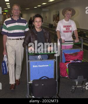 Rhona Cameron (Mitte) mit Christine Hamilton - der Frau des ehemaligen Tory-Abgeordneten Neil Hamilton (links) - am Londoner Flughafen Heathrow, nachdem sie aus Australien zurückgekehrt waren, wo die beiden Frauen bei ITV's I'm A Celebrity ... Hol Mich Hier Raus! * die Show wurde von dem Veteranen DJ Tony Blackburn gewonnen. Stockfoto