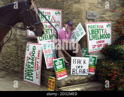 Ein Hunting und der Community Executive Officer Nicky Driver aus Ledbury, Herefordshire mit der Countryside Alliance bringt letzten Schliff zu einigen Schildern und Plakards in Ledbury, für die Liberty & Livelihood March in London verwendet werden. * mehrere hunderttausend Menschen werden erwartet, auf der Hauptstadt für den marsch zu konvergieren, um gegen das zu protestieren, was sie als die Erosion des traditionellen ländlichen Lebens ansehen. Stockfoto