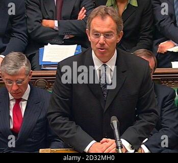 NUR FÜR REDAKTIONELLE VERWENDUNG : Außenminister Jack Straw (links) hört zu, wie der britische Premierminister Tony Blair Abgeordnete im Unterhaus spricht, die aus der Sommerpause für eine ganztägige Debatte über den Irak zurückgerufen worden waren. * früher hatte die Regierung ein Beweisdossier über das Massenvernichtungswaffenprogramm des irakischen Diktators Saddam Hussein veröffentlicht. Stockfoto