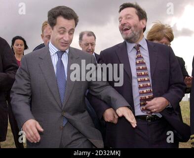 Innenminister David Blunkett (rechts) mit dem französischen Innenminister Nicolas Sarkozy (links) in der Nähe des Frachtterminals von Frethun in Calais, wo sie einen neuen, mehrere Millionen Pfund schweren Zaun inspizierten, der Asylsuchende von der Einsteigeverbindung nach Großbritannien abschrecken sollte. * der Innenminister untersuchte den 9 Fuß langen Zaun und sagte, dass er dazu beigetragen habe, die Zahl der illegalen Einwanderer, die in Güterzüge nach Folkestone einsteigen, von 70 auf nur einen pro Tag zu kürzen. Stockfoto