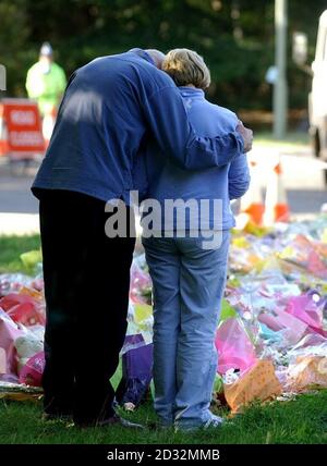 Bob und Sally Dowler, Eltern der ermordeten Schülerin Amanda Dowler in Yatley Heath Woods, Minley, in der Nähe von Fleet, Hampshire, wo sie sich Blumenvergaben für ihre Tochter ansahen. *...die trauernden Eltern Milly Dowler besuchten die Waldfläche, wo die Überreste des Teenagers gefunden wurden. IT-Berater Bob, 51, und seine Frau Sally, eine 43-jährige Lehrerin, verbrachten heute Nachmittag 30 Minuten in Yateley Heath Woods. Siehe PA Story POLIZEI Teenager. PA-Foto/Solent/Pool. Stockfoto