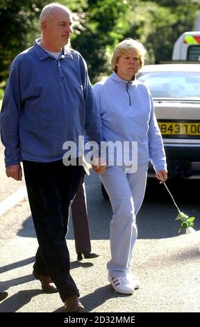 Bob und Sally Dowler, Eltern der ermordeten Schülerin Amanda Dowler in Yatley Heath Woods, Minley, in der Nähe von Fleet, Hampshire, wo sie sich Blumenvergaben für ihre Tochter ansahen. *...die trauernden Eltern Milly Dowler besuchten die Waldfläche, wo die Überreste des Teenagers gefunden wurden. IT-Berater Bob, 51, und seine Frau Sally, eine 43-jährige Lehrerin, verbrachten heute Nachmittag 30 Minuten in Yateley Heath Woods. Siehe PA Story POLIZEI Teenager. PA-Foto/Solent/Pool. Stockfoto