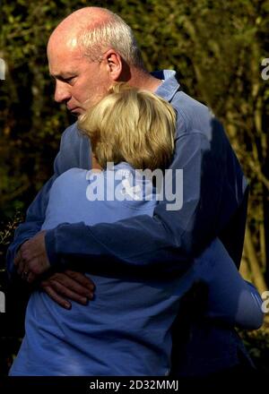 Bob und Sally Dowler, Eltern der ermordeten Schülerin Amanda Dowler in Yatley Heath Woods, Minley, in der Nähe von Fleet, Hampshire, wo sie sich Blumenvergaben für ihre Tochter ansahen. *...die trauernden Eltern Milly Dowler besuchten die Waldfläche, wo die Überreste des Teenagers gefunden wurden. IT-Berater Bob, 51, und seine Frau Sally, eine 43-jährige Lehrerin, verbrachten heute Nachmittag 30 Minuten in Yateley Heath Woods. Siehe PA Story POLIZEI Teenager. PA-Foto/Solent/Pool. Stockfoto