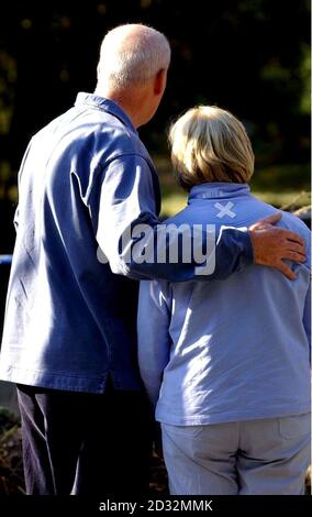 Bob und Sally Dowler, Eltern des ermordeten Schulmädchens Amanda Dowler in Yatley Heath Woods, Minley, in der Nähe von Fleet, Hampshire, wo sie sich Blumengebete für ihre Tochter ansahen. *...die trauernden Eltern Milly Dowler besuchten das Waldgelände, wo die Überreste des Teenagers gefunden wurden. DER 51-jährige IT-Berater Bob und seine Frau Sally, eine 43-jährige Lehrerin, verbrachten heute Nachmittag 30 Minuten in Yateley Heath Woods. Siehe PA Story POLIZEI Teenager. PA-Foto/Solent/Pool. Stockfoto