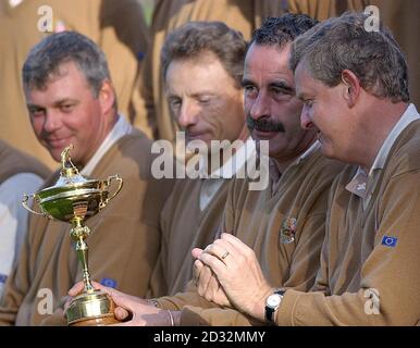 (L-R) die europäischen Ryder Cup-Spieler Darren Clarke, Bernhard langer, Kapitän Sam Torrance und Colin Montgomerie am Belfry in der Nähe von Sutton Coldfield. Langer wurde als nächster Kapitän vorgeschlagen, der die Übernahme von Sam Torrance übernimmt. Stockfoto