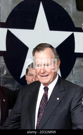 Der ehemalige US-Präsident George Bush bei der Wiederweihungszeremonie des American Air Museum of Great Britain im Imperial war Museum Duxford, Cambridgeshire. * das American Air Museum, das von Lord Foster entworfen und im August 1997 von Ihrer Majestät der Königin eröffnet wurde, beherbergt die feinste Sammlung historischer amerikanischer Kampfflugzeuge außerhalb der Vereinigten Staaten. Das Gebäude steht als Denkmal für die 30,000 US-Flieger, die während des Zweiten Weltkriegs von britischen Stützpunkten wie Duxford aus ihr Leben ließen. Die Wiederweihungszeremonie fand in Anwesenheit von etwa 2,000 amerikanischen Veteranen statt Stockfoto