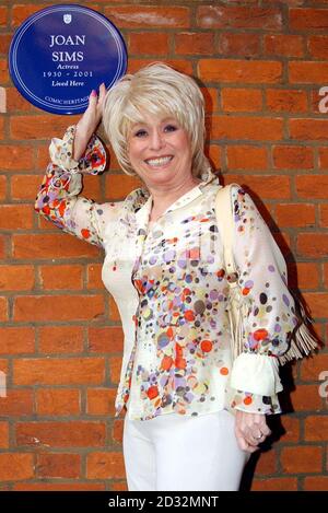 Schauspielerin Barbara Windsor während einer Plakette Enthüllung für ihre ehemalige Kollegin, weiter auf Schauspielerin Joan Sims in South Kensington, West London. Stockfoto