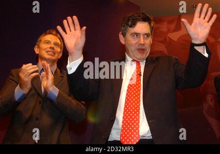 Premierminister Tony Blair applaudiert dem Schatzkanzler Gordon Brown nach seiner Rede auf der jährlichen Konferenz der Labour Party in Blackpool. Stockfoto