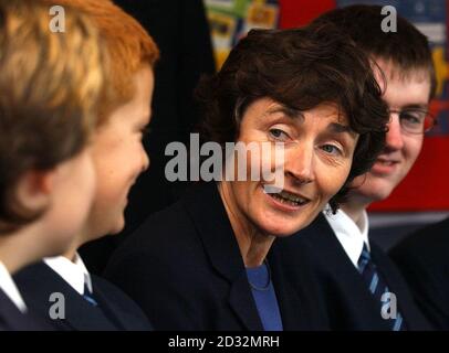 Estelle Morris, Staatssekretärin für Bildung, trifft Schüler bei ihrem Besuch in der neu errichteten Fleetwood High School in Blackpool. Stockfoto