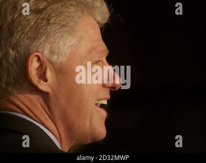 Der ehemalige US-Präsident Bill Clinton kommt im Imperial Hotel in Blackpool an. Clinton soll vor der Labour Party Konferenz sprechen. Stockfoto