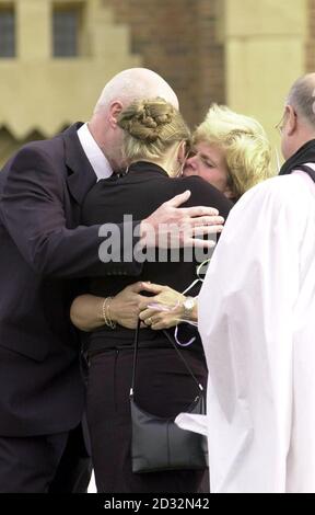 Eltern von Milly Dowler, Bob (links) und Sally Dowler (rechts, gegenüber) mit Tochter Gemma trösten sich nach dem Gedenkgottesdienst in der Guildford Cathedral, Guildford, in Erinnerung an die ermordete Teenager Amanda 'Milly' Dowler. * Amanda, 13, - auch bekannt als Milly - wurde im März auf ihrem Heimweg in Walton-on-Thames, Surrey, entführt. Ihre Überreste wurden letzten Monat 25 Meilen entfernt im Wald in der Nähe von Fleet Hants gefunden. Stockfoto