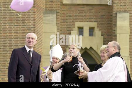 Eltern von Milly Dowler, Bob (links) und Sally Dowler (zweite rechts) beobachten, wie Tochter Gemma nach dem Gedenkgottesdienst Luftballons in der Guildford Cathedral, Guildford, in Erinnerung an die ermordete Teenager Amanda 'Milly' Dowler, freigibt. * Amanda, 13, - auch bekannt als Milly - wurde im März auf ihrem Heimweg in Walton-on-Thames, Surrey, entführt. Ihre Überreste wurden letzten Monat 25 Meilen entfernt im Wald in der Nähe von Fleet Hants gefunden. Stockfoto