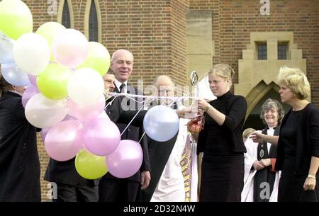 Eltern von Milly Dowler, Bob (Mitte links) und Sally Dowler (rechts) beobachten, wie Tochter Gemma nach dem Gedenkgottesdienst Luftballons in der Guildford Cathedral, Guildford, in Erinnerung an die ermordete Teenager Amanda 'Milly' Dowler freigibt. * Amanda, 13, - auch bekannt als Milly - wurde im März auf ihrem Heimweg in Walton-on-Thames, Surrey, entführt. Ihre Überreste wurden letzten Monat 25 Meilen entfernt im Wald in der Nähe von Fleet Hants gefunden. Stockfoto