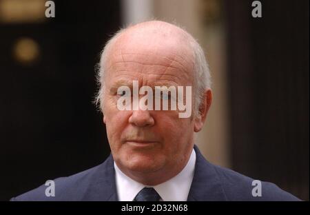 Der nordirische Minister John Reid spricht vor der Downing Street Nr. 10 im Zentrum von London vor der Presse, nachdem er mit Premierminister Tony Blair und dem Führer der Ulster-Gewerkschafter David Trimble zusammengesprochen hatte. * die nordirische Exekutive zur Machtteilung nähert sich dem Zusammenbruch inmitten der Folgen einer Polizeirazzia auf den Büros von Sinn Fein in Stormont. 14/10/02: Nordirische Minister John Reid, der die nordirische Versammlung aussetzen wird. Der Umzug, der im Hillsborough Castle in Co Down angekündigt werden soll und voraussichtlich Mitte des Jahres in Kraft treten wird Stockfoto