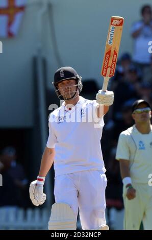 Der Engländer Jonathan Trott feiert den 100 Hawkins Basin Reserve in Wellington Stockfoto