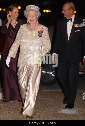 Königin Elizabeth II. Kommt zu Abend im Canadian Museum of Civilization in Gatineau, Quebec, während der Herzog von Edinburgh mit Aline Chretien, Frau des Premierministers von Kanada, chattet. * vor dem Black-Tie-Dinner winkten etwa 100 Demonstranten Quebecs Fahnen und Transparente in französischer Sprache und forderten Unabhängigkeit für die Provinz Quebec. Die Königin und ihr Mann, der Herzog von Edinburgh, sind eine zweiwöchige Golden Jubilee Tour durch Kanada. Stockfoto