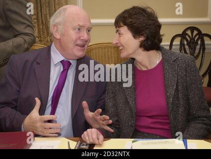 Nordirland-Sekretär John Reid, mit Bildungsministerin Estelle Morris bei ihrem wöchentlichen Kabinettstreffen in Downing Street. Stockfoto