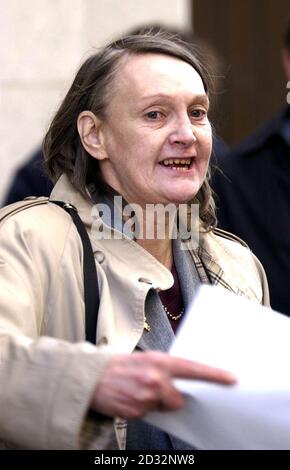 Eine emotionale Patricia Hastings, die Mutter von Barry-Lee Hastings, lässt ihre Wut über das britische Justizsystem außerhalb des Old Bailey On wütend auslassen, nachdem sie ihren Sohn wegen Totschlags von Roger Williams zu fünf Jahren Gefängnis verurteilt hatte. *...Herr Williams, ein Berufseinbrecher, hat im Januar 2002 das Haus von Herrn Hasting in Tottenham, im Norden Londons, eingebrochen. Herr Hastings stach ihn 12 Mal während eines gewalttätigen Kampfes. Stockfoto