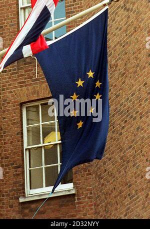 1. NOVEMBER: An diesem Tag im Jahr 1993 trat der Vertrag von Maastricht in Kraft, der die Europäische Union formell begründete. Die Europaflagge fliegt heute (Donnerstag), der zum Europatag ernannt wurde, neben dem traditionellen britischen Union Jack von seinem Mast vor dem Londoner Büro der Europäischen Union in Story's Gate. Andere Regierungsgebäude, insbesondere in Schottland, haben es abgelehnt, die EU-Flagge zu führen. Stockfoto