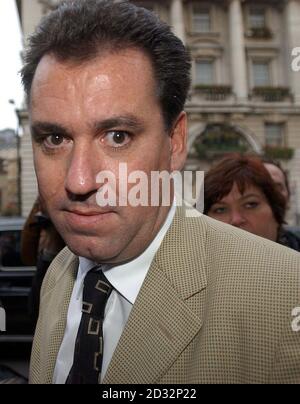 Andy Gilchrist, Generalsekretär der Fire Brigades Union, und Ruth Winters, Präsidentin der Fire Brigades Union, treffen sich im Londoner Whitehall zu einem Treffen mit dem stellvertretenden Premierminister John Prescott. 26/10/02 : die FBU kündigte an, dass die für nächste Woche geplanten Streiks ausgesetzt wurden, während neue Gespräche mit den Arbeitgebern geführt werden. Stockfoto