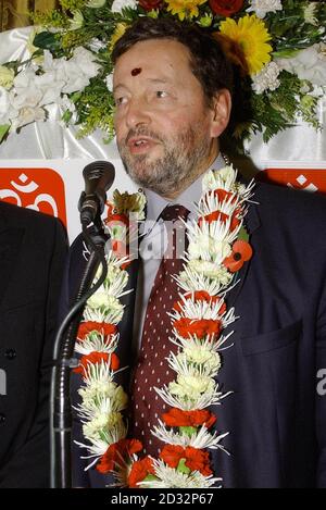 David Blunkett, der Innenminister, trägt eine Blumengirlande bei der Hindu Diwali Party im Unterhaus. Blunkett schloss sich mehr als 100 Abgeordneten aller Parteien der ersten Diwali-Partei des parlaments an. * Diwali ist ein hinduistisches Fest, das die Rückkehr des Herrn Rama feiert, nachdem er die bösen Mächte von Ravana zerstört hat. Stockfoto