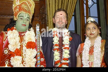 David Blunkett, der Innenminister, trägt eine Blumengirlande, während er mit Lord Rama (Rajiv Nath) und Queen Sita (Kavita Nath, seine wahre Frau) auf der Hindu-Diwali-Party im Unterhaus steht. * Blunkett schloss sich mehr als 100 Abgeordneten aller Parteien der ersten Diwali-Partei des parlaments an. Diwali ist ein hinduistisches Fest, das die Rückkehr des Herrn Rama feiert, nachdem er die bösen Mächte von Ravana zerstört hat. Stockfoto