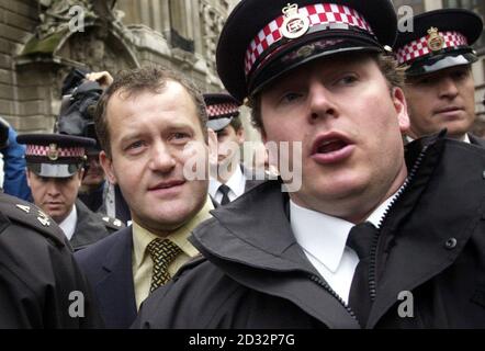 Royal Butler Paul Burrell (links) verlässt den Old Bailey in London, nachdem der Fall gegen ihn fallen gelassen wurde und er offiziell für nicht schuldig befunden wurde, drei Vorwurf des Diebstahls aus dem Anwesen von Diana, Prinzessin von Wales, Prinz von Wales und Prinz William. * der Prozess kam zu einem vorzeitigen Ende wegen der plötzlichen Beteiligung der Königin und des Prinzen von Wales. Es stellte sich heraus, dass Burrell ihr sagte, er habe Gegenstände von Diana, Prinzessin von Wales, zur sicheren Aufbewahrung aufbewahrt. Stockfoto