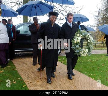 Der ehemalige südafrikanische Präsident Nelson Mandela (Mitte) bei einem Besuch des Grabes von Diana, Prinzessin von Wales, in Althorp, Northamptonshire, mit ihrem Bruder Earl Spencer (rechts). * Herr Mandela, 84, pflanzte einen Baum auf dem Gelände des Anwesens und legte während des Besuchs einen Kranz an der Beerdigungsstätte der Insel, als er auch mit Earl Spencer über ein neues Wohltätigkeitsprojekt sprach. Stockfoto