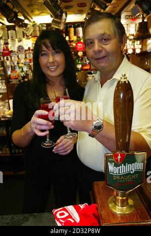 Hausherr Keith Bollcher (R) und Joanne Evans stoßen auf den neu geschaffenen "Burrell Bombshell Cocktail" im Farndon Arms Pub gegenüber von Paul Burrells Wohnsitz in Farndon an. Der Cocktail umfasst Gin, Apfelbrand, Vermouth und Limonade. *... Burrell, der ehemalige königliche Butler, wurde sensationell davon befreit, Hunderte der verstorbenen Diana zu stehlen, Prinzessin von Wales Habseligkeiten, als enthüllt wurde, dass die Königin mit wichtigen Informationen vorgekommen war. Stockfoto