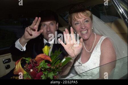 Der irische Country-Sänger Daniel O'Donnell und seine Braut, Majella McLennan, verlassen die St Mary's Church mit dem Auto, nachdem sie geheiratet haben, in Kincasslagh, Co. Donegal. Rund 550 Gäste, darunter Freunde, Familie und Nachbarn, nahmen an der traditionellen Hochzeit Teil. * ... an der Kirche am Ufer in West-Irland. Stockfoto