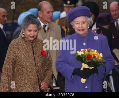 Die britische Königin Elizabeth II. Und der Herzog von Edinburgh erreichen die Memorial Gates auf dem Constitution Hill, London, mit Baroness Flather (links), Vorsitzende des Memorial Gates Trust, *...offiziell ein Denkmal zu eröffnen, um den Beitrag und das Opfer von fast fünf Millionen Menschen zu würdigen, die im Ersten und Zweiten Weltkrieg gedient haben. Die Königin enthüllte in London das Denkmal für Freiwillige aus dem indischen Subkontinent, Afrika und der Karibik. Stockfoto