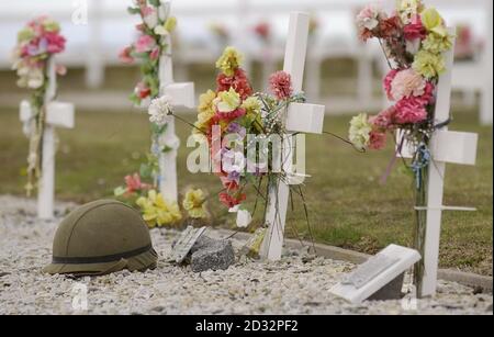 Das Grab des argentinischen Soldaten Eusebio Antonio Aguilar mit seinem Helm auf dem argentinischen Friedhof auf der East Falkland Island, das der Herzog von York besuchte, um an die Soldaten zu erinnern, die vor 20 Jahren nach dem Einmarsch auf den Südatlantischen Inseln getötet wurden. * die dann von britischen Streitkräften befreit wurden, in denen der Herzog als Hubschrauber-Pilot der Royal Navy diente. Stockfoto