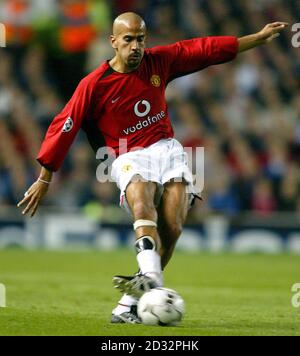 Manchester United Mittelfeldspieler Juan Sebastian Veron während des FA Barclaycard Premiership Spiels in Old Trafford, Manchester. United schlug Southhampton 2:1. DIESES BILD KANN NUR IM RAHMEN EINER REDAKTIONELLEN FUNKTION VERWENDET WERDEN. KEINE WEBSITE-/INTERNETNUTZUNG, ES SEI DENN, DIE WEBSITE IST BEI DER FOOTBALL ASSOCIATION PREMIER LEAGUE REGISTRIERT. Stockfoto