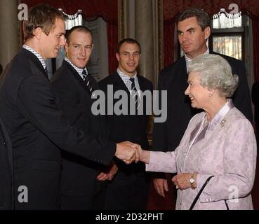 Die britische Königin Elizabeth II trifft auf den australischen Rugby-Spieler Steve Larkham während einer Teeparty für das Wallabies Australian Rugby Team im Buckingham Palace. Stockfoto