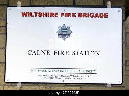 Calne Fire Station, Wiltshire, wo fünf einschlagende Offiziere ihren Streik brachen, um an einem tödlichen Feuer in einer Hütte in der Nähe des Dorfes Stert in der Nähe von Devizes teilzunehmen, wo vier Menschen in den frühen Morgenstunden starben. *..Krankenwagen Personal nahm einen Mann von der Szene zu Prinzessin Margaret Krankenhaus in Swindon. Bis gestern Abend gab es drei Todesfälle bei Hausbränden, seit der Streik der Vollzeitfeuerstreiks am Mittwoch um 18 Uhr begann. Stockfoto