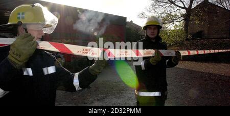 Feuerwehrleute entfernen Klebeband, das den Vorplatz zu ihrer Station in Tadcaster, North Yorkshire, blockiert, während sie sich darauf vorbereiten, ihren 48-stündigen Streik später zu beenden. Stockfoto