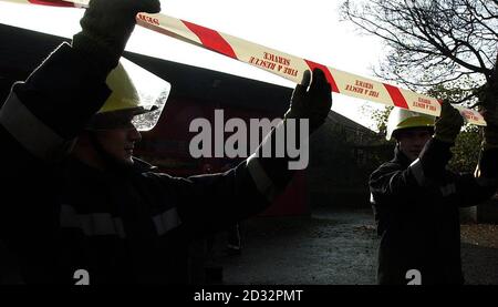 Feuerwehrleute entfernen Klebeband, das den Vorplatz zu ihrer Station in Tadcaster, North Yorkshire, blockiert, während sie sich darauf vorbereiten, ihren 48-stündigen Streik später zu beenden. Stockfoto