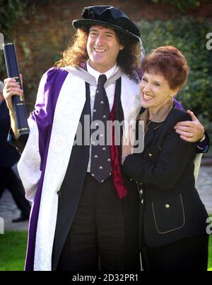 Queen-Gitarrist und Amateurastronom Brian May mit seiner Frau Anita Dobson vor der Kathedrale von St. Albans, nachdem er von der University of Hertfordshire die Ehrendoktorwürde für Wissenschaft erhalten hatte. * berühmter jetzt für Gitarren anstatt Sterne, Mai 55, war ein versierter Astronomie-Student am Imperial College in London. Er arbeitete an seiner Promotion, als seine Rockstar Karriere startete und während er ein großes Interesse an Astronomie er nie beendet den Abschluss. Stockfoto