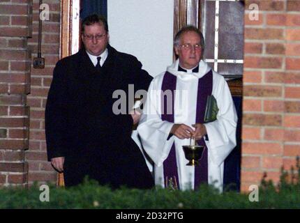 Als Sarg von Myra Hindley, kommt für ihre Beerdigung in der East Chapel of Cambridge Crematorium. * EIN kleiner privater Dienst wird von Vater Micheal Teader (rechts) durchgeführt, bevor der Leichnam eingeäschert und die Asche von Vertretern des Gefängnisdienstes gesammelt wird. Stockfoto