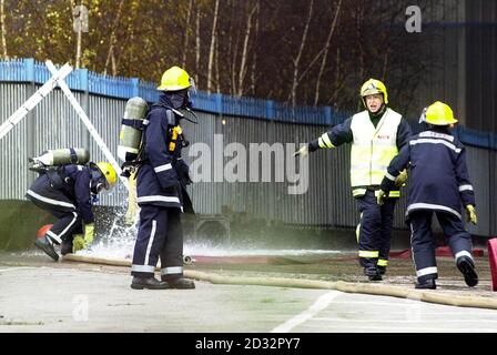 Streikende Feuerwehrleute aus Willenhall, die ihre Streikposten brachen, um am ersten Tag des Streiks der nationalen Feuerwehrleute in West Bromwich an einem massiven Brand in einer stillvollen Kunststofffabrik teilzunehmen, helfen am Ort des Vorfalls. Stockfoto