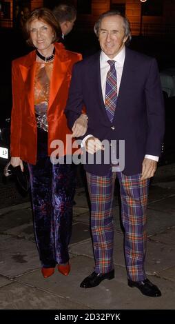 Sir Jackie Stewart und seine Frau Helen kommen beim Galadinner zur Spendenbeschaffung von Tommy's Building Blocks im Büro von Bloomberg in Central London an. Die Wohltätigkeitsorganisation stellt wichtige Forschungsgelder für Missskarriage, Still- und Frühgeburten bereit. Stockfoto