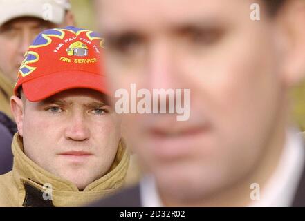 Ein streikender Feuerwehrmann hört zu, als Andy Gilchrist (rechts), Generalsekretär der Fire Brigades Union, am dritten Tag des Streiks der nationalen Feuerwehrleute vor der Hauptfeuerwache in Luton, Bedfordshire, streikende Mitglieder anspricht. * Er sagte, dass seine Mitglieder gemischte Nachrichten von der Regierung erhalten würden, mit widersprüchlichen Positionen, die vom Kanzler und dem stellvertretenden Ministerpräsidenten angenommen wurden - was sie in eine unmögliche Position brachte und es unmöglich machte, zu sagen, was die offizielle Position war. Stockfoto