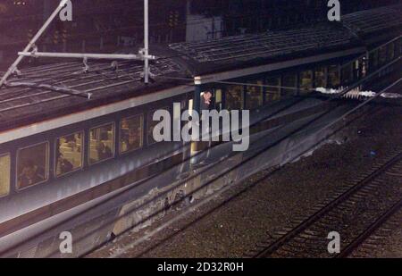 Die Szene in West Ealing in London nach dem Entgleisen eines Personenzuges. Dutzende Passagiere wurden aus dem Swansea-Zug nach Paddington evakuiert, nachdem ein Satz Räder auf einem der Wagen die Strecke verlassen hatte, als er sich London näherte. * keiner der anderen Wagen verließ die Strecke, alle Wagen blieben aufrecht und es wurden keine Verletzungen bei den Fahrgästen im ersten Great Western Zug gemeldet. Stockfoto