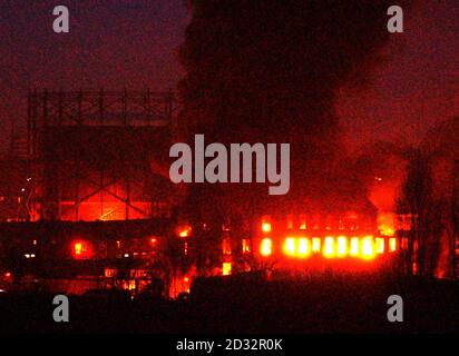 Ein Großbrand zerstört eine Reifenfabrik in der Stadt Rochdale, Lancashire. Armeefeuermannschaften versuchen, das riesige Feuer mit den Geräten zu kontrollieren, die ihnen auf den LKWs der Grünen Göttin zur Verfügung gestellt werden, wobei die nationale Feuerwehr derzeit nicht verfügbar ist, * ...weil sie an einem achttägigen Streik über Lohnstreitigkeiten teilnehmen. Stockfoto