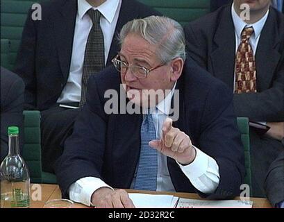 Sir Edward George, Gouverneur der Bank of England, der dem Fiskus-Komitee des Unterhauses in London Beweise gab. Stockfoto