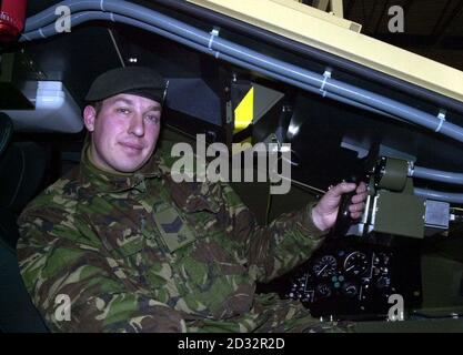 Der Korporal Barry Hope, 28, aus Carterton, Oxfordshire, testet während seines Besuchs in den Battlesbury Barracks einen der Kampfsimulatoren des Combined Arms Tactical Trainer (CATT). * Bundesminister Adam Ingram eröffnete das 250-Millionen-System, das in der Lage ist, täglich bis zu 700 Soldaten in gepanzerten Kriegen auszubilden. Der Tactical Trainer für kombinierte Waffen wurde aus Software entwickelt, die seit einigen Jahren von US-Streitkräften verwendet wird, und ermöglicht es den Truppen, ihre Fähigkeiten in nachgebauten Fahrzeugen zu verbessern. Soldaten können sich gegen eine Reihe virtueller Feinde stellen - oder gegen andere Kämpfer in leben Stockfoto