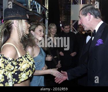 Der Prinz von Wales trifft die Sänger Kylie Minogue (Mitte) und Anastacia (links) nach der Royal Variety Performance im Apollo Theater. Die Charity Show zeigte einige der größten Namen in Pop, Bühne und Unterhaltung. * ...including Chartdiven Kylie und Shania Twain sowie Pop Idols will Young und Gareth Gates. Stockfoto