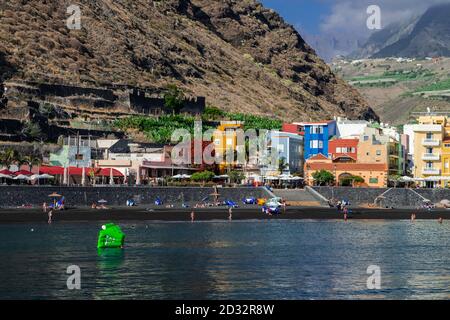 Tazacorte, Kanarische Inseln/Spanien; September 11 2018: Tazacorte vulkanischer schwarzer Sandstrand Stadtbild, La Palma, Kanarische Inseln, Spanien Stockfoto