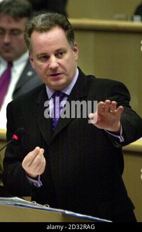 Der schottische erste Minister Jack McConnell stellt Fragen im schottischen parlament in Edinburgh. Stockfoto